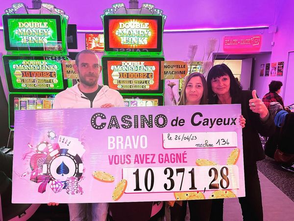 Chèque du couple gagnant de 10 371 euros sur une machine à sous du casino de Cayeux sur mer